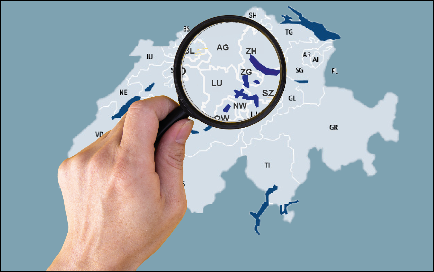 Mit einer Lupe wird auf eine Karte der Schweiz, die alle Kantone zeigt, geschaut.