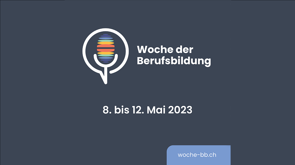 Eine Illustration von einem Mikrofon in weiss auf violettem Hintergrund, daneben steht «Woche der Berufsbildung, 8. bis 12. Mai 2023»