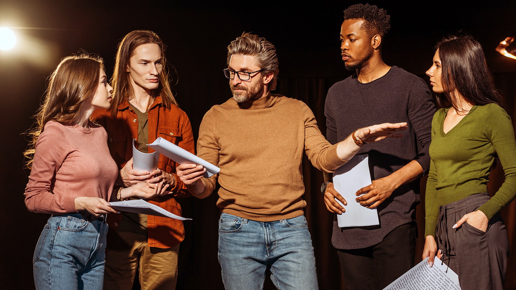 Multiethnische Personen bei einer Theatersprechprobe