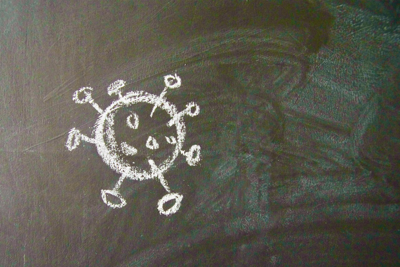 Die Skizze des Coronavirus mit Kreide auf einer Wandtafel gezeichnet