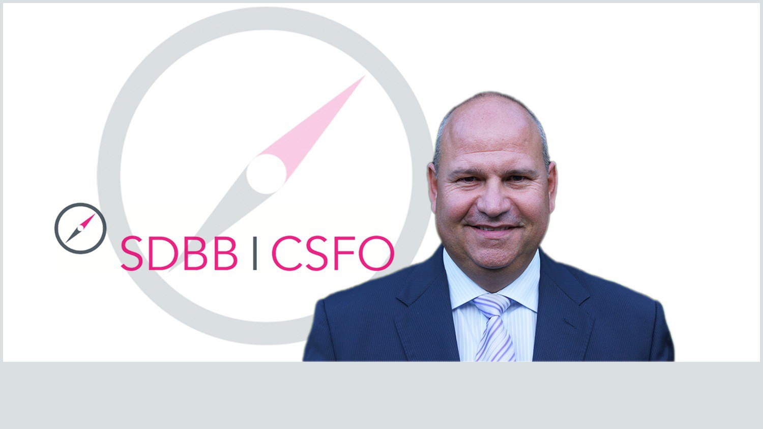Portrait de Claude Pottier devant le logo du centre suisse de services CSFO
