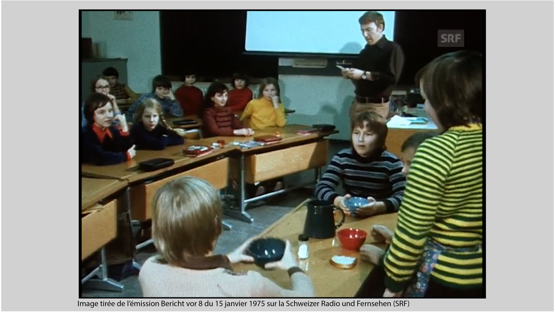 Vue d’une salle de classe. Les enfants assistent à une leçon de français.