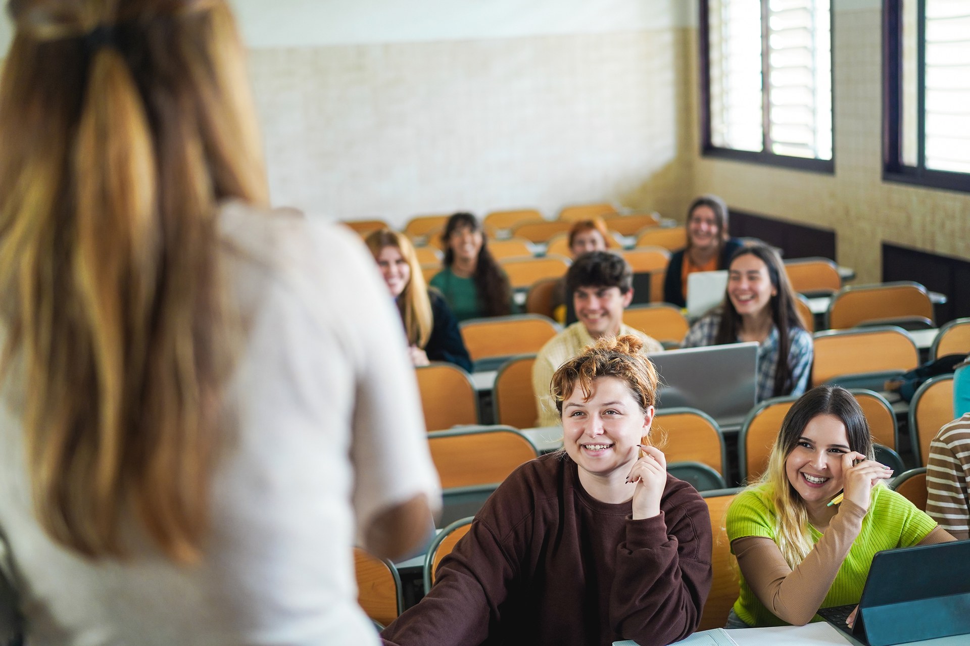 Une enseignante donne des cours à une classe