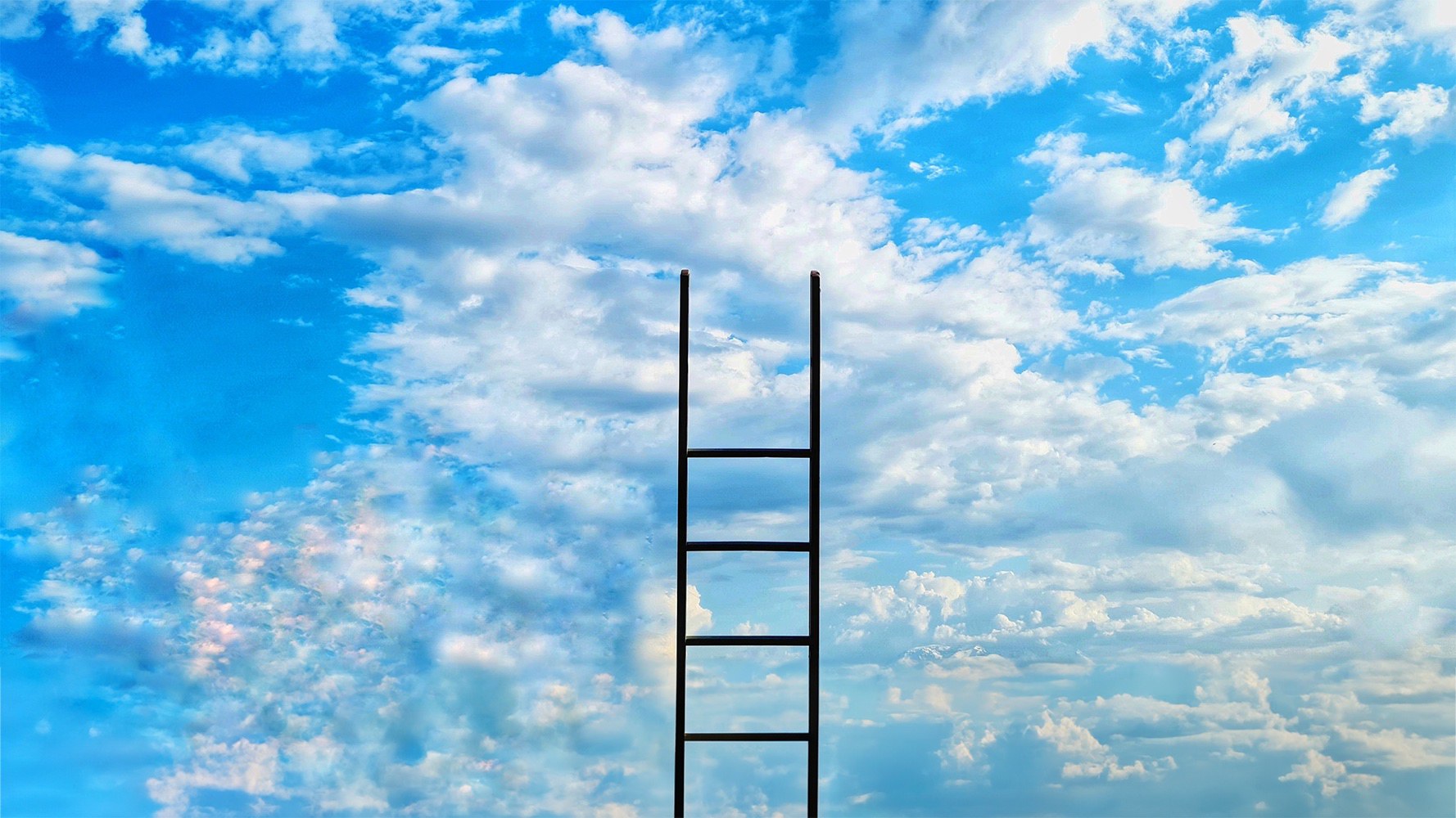 Une échelle qui grimpe dans un ciel bleu avec des nuages