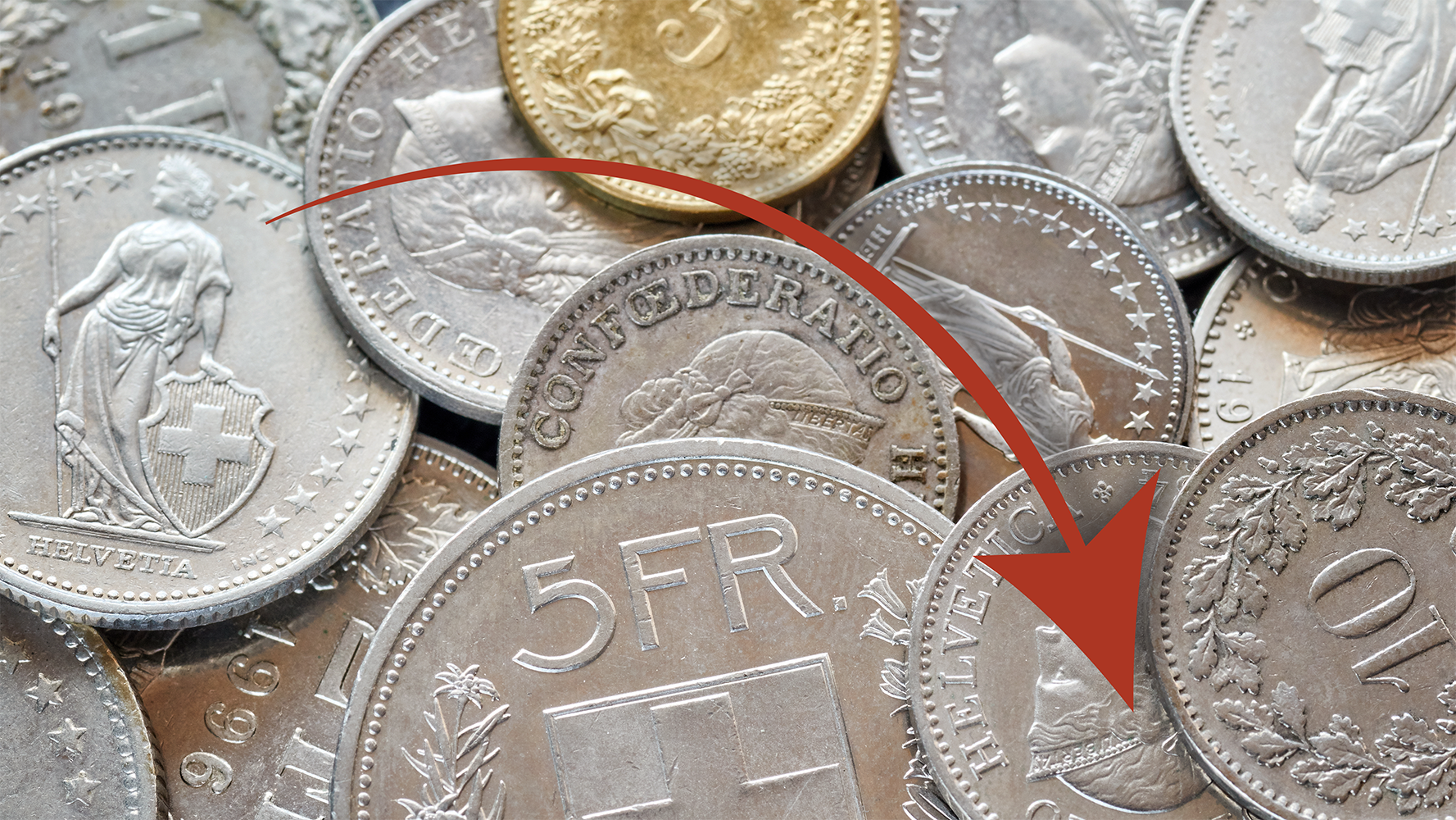 Image de pièces de monnaie devant lesquelles flotte une flèche vers le bas