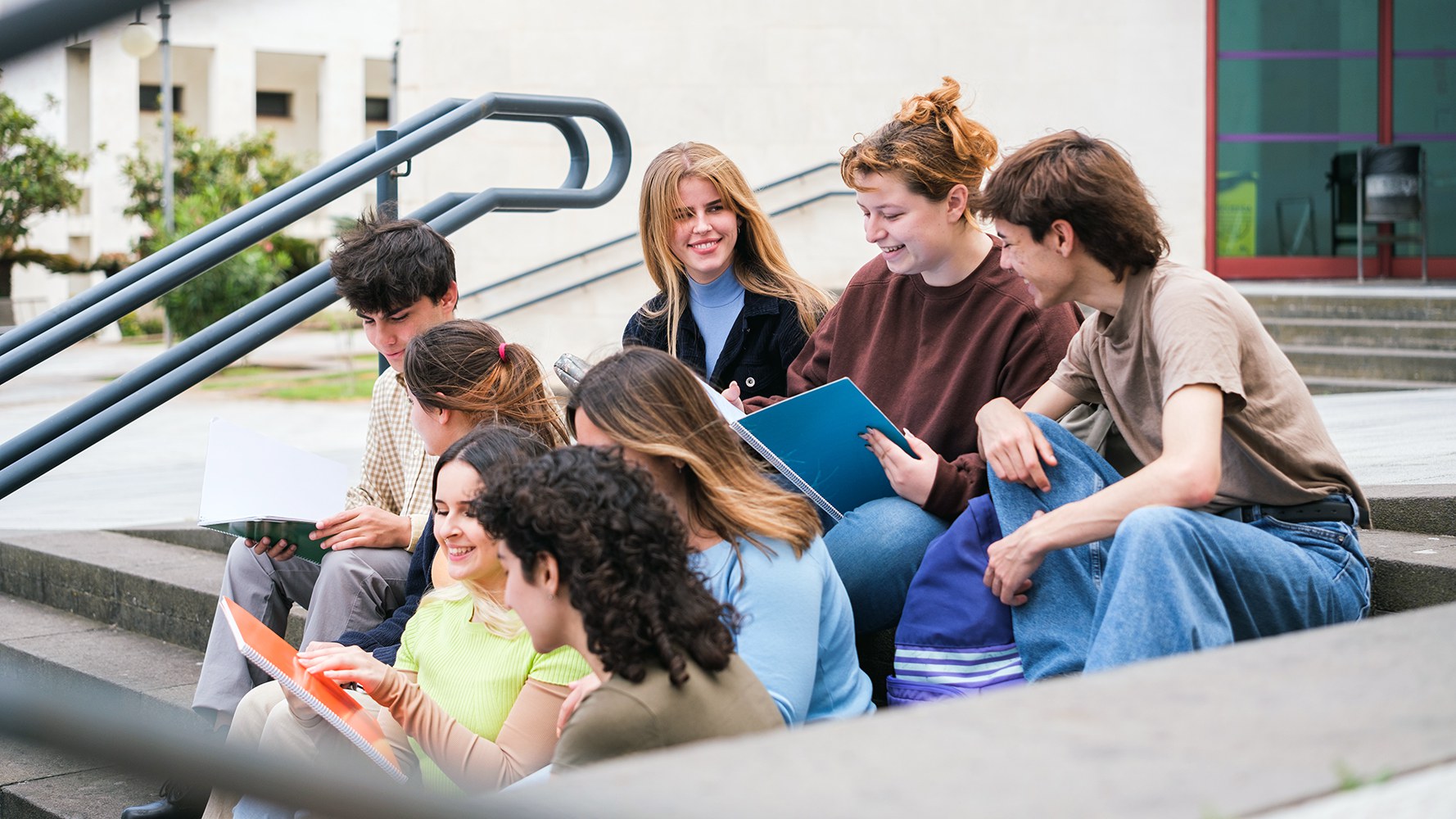 Des étudiants en échange sont assis sur un escalier et discutent