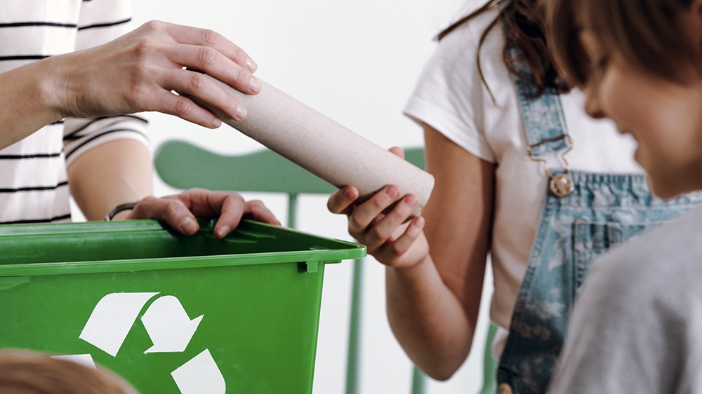 Zwei Kinder recyclen Karton