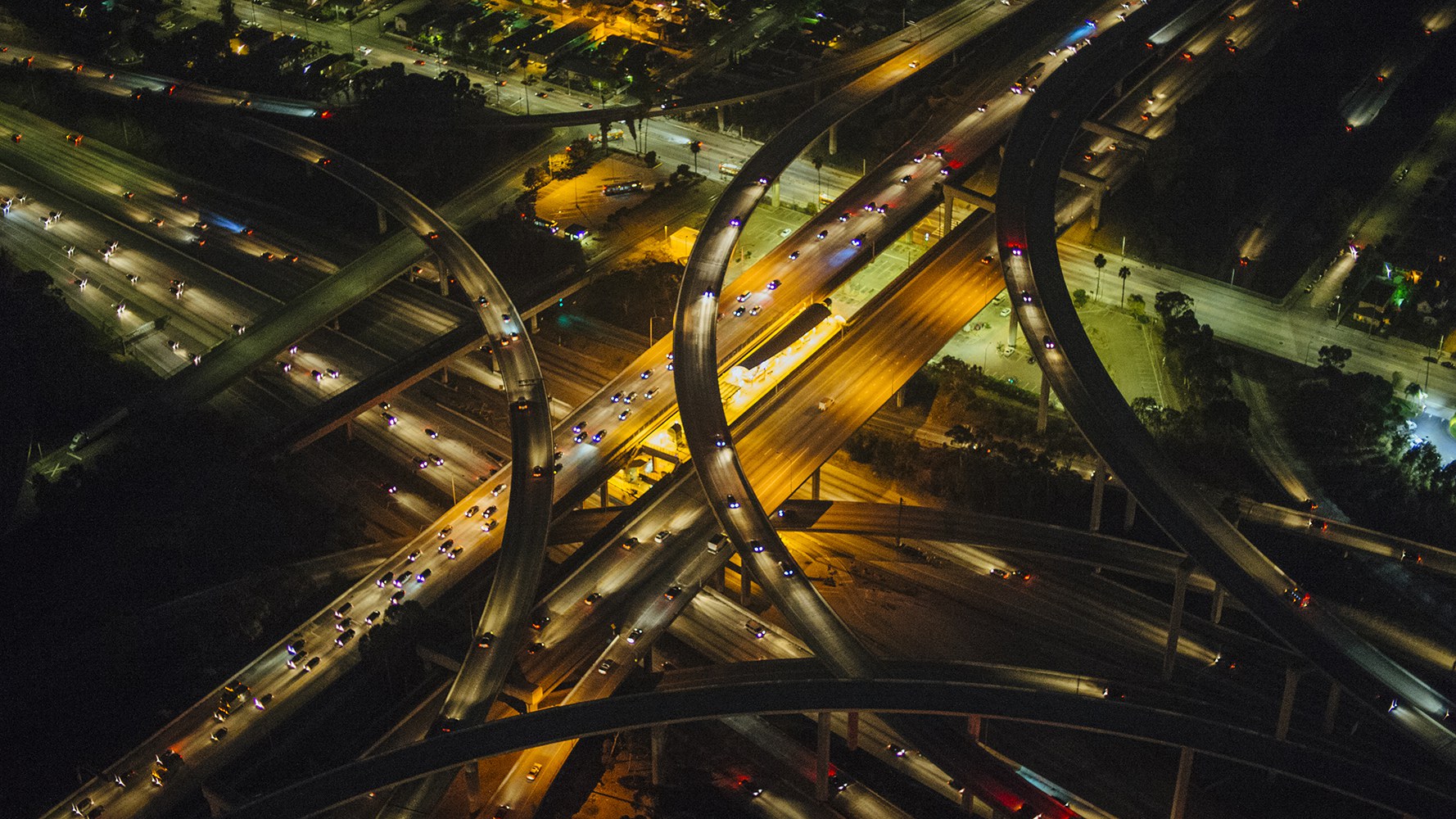 Foto von der Autobahn in Kalifornien bei Nacht von oben