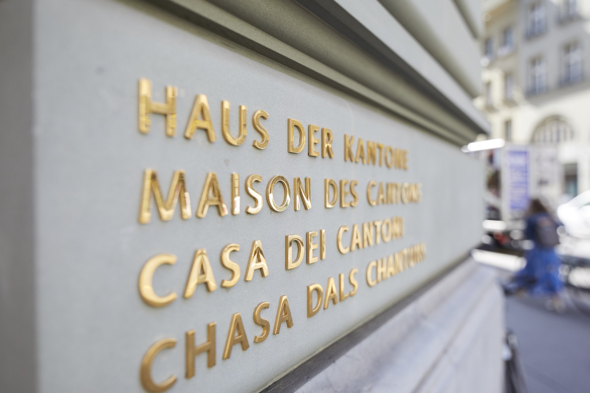 L’entrée d’un bâtiment avec l’inscription «Maison des cantons» dans les quatre langues nationales