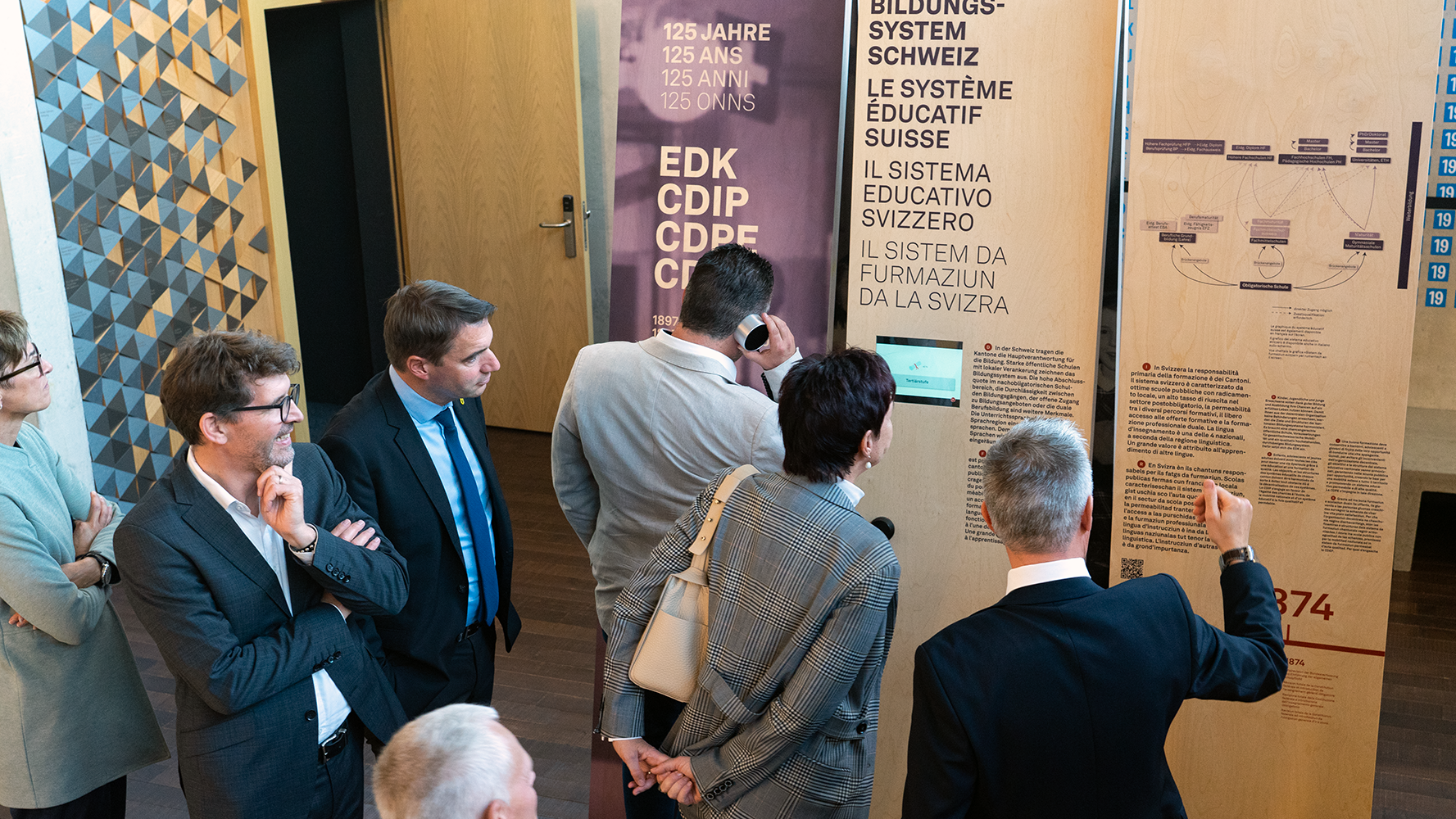 Les personnes intéressées visitent l'exposition